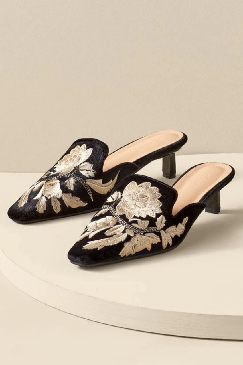 Outlet Carolina Embroidered Mule Shoes